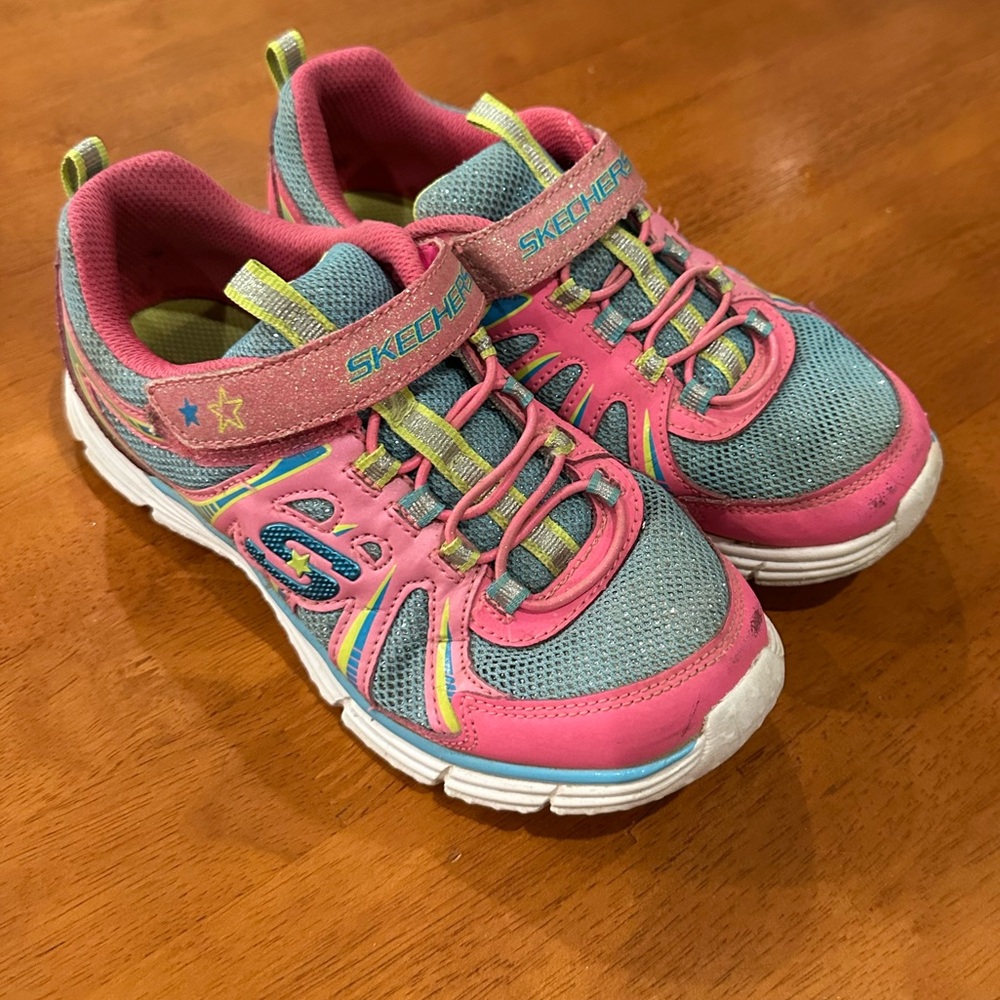 Sketchers sneakers